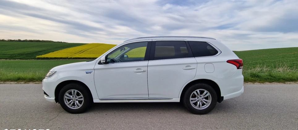 Mitsubishi Outlander cena 63500 przebieg: 305784, rok produkcji 2016 z Wrocław małe 121